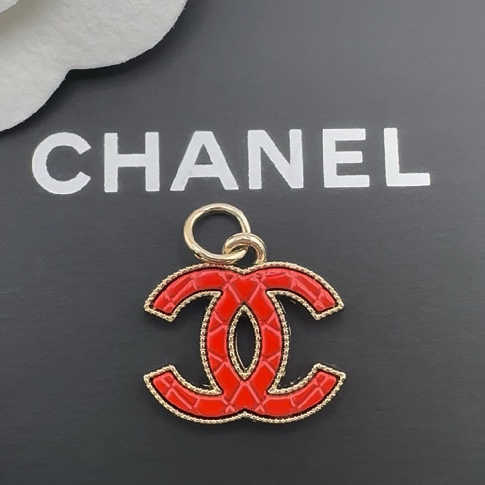 AUTHENTIC CHANEL RED QUILTED CC GOLD TONE ZIPPER PULL PENDANT